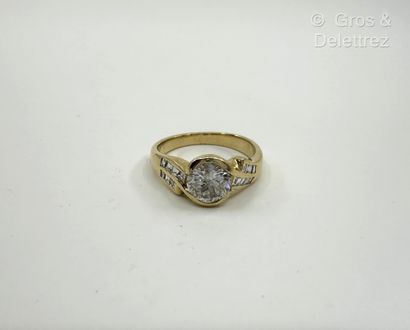 Travail italien
Bague solitaire mouvementée...