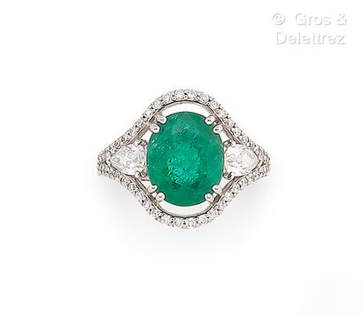 Travail français
Bague bandeau en or gris...