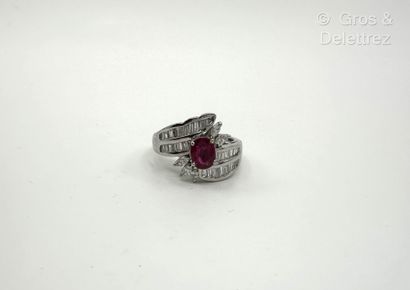Bague bandeau croisée feuillagée en platine...