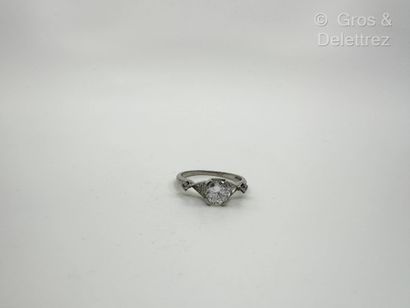 Bague solitaire en or gris 750 millièmes...