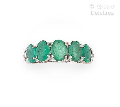 Travail français
Bague jarretière en or gris...
