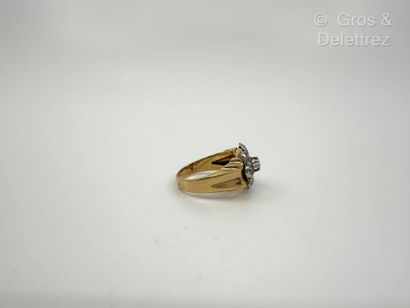 Travail français
Bague « Fleur » en or jaune...