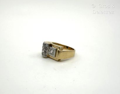 Travail des années 1940
Bague « Tank » asymétrique...