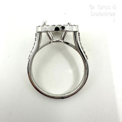 Travail français
Monture de bague en or gris...