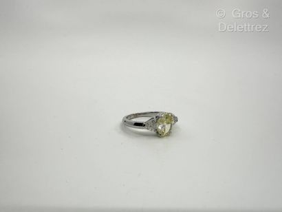 Travail français
Bague solitaire en or gris...