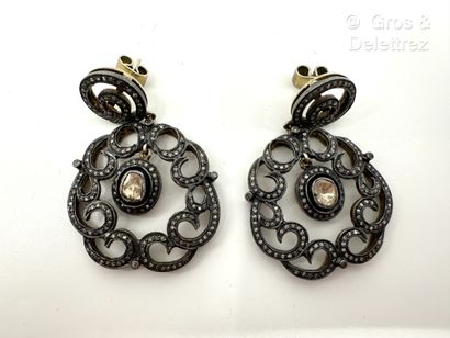 KIRAT YOUNG
Paire de pendants d’oreilles...