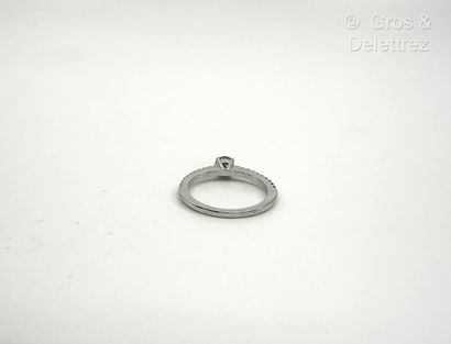 Travail français
Bague solitaire en or gris...