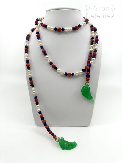 Collier « Cravate » composé d’un rang de...
