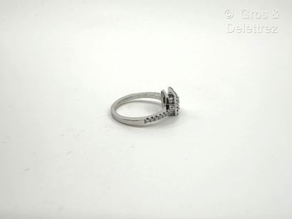Travail français
Bague solitaire en or gris...