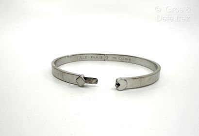 FRED
Bracelet jonc plat rigide ouvrant en...