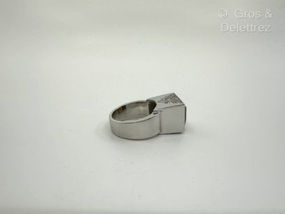 Travail français contemporain
Bague en or...