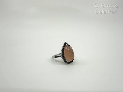 Travail italien
Bague à chaton piriforme...