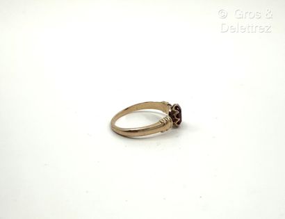Fine bague en or rose 750 millièmes centrée...