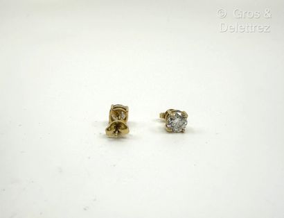 Paire de clous d’oreilles en or jaune 750...