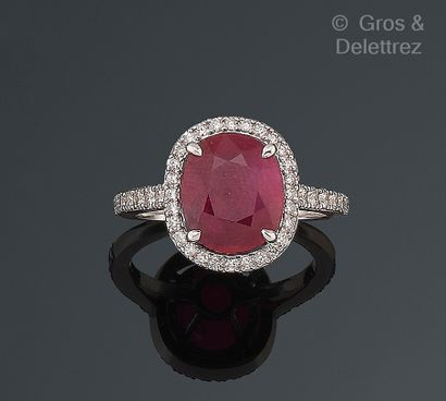 Travail français
Bague pompadour en or gris...
