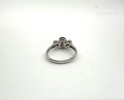 LIGNE VENDÔME
Bague en or gris 750 millièmes...