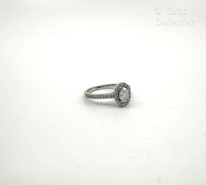 Travail français
Bague solitaire en or gris...