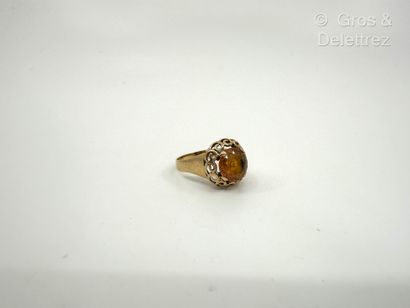 Bague en or jaune 750 millièmes et pierre...