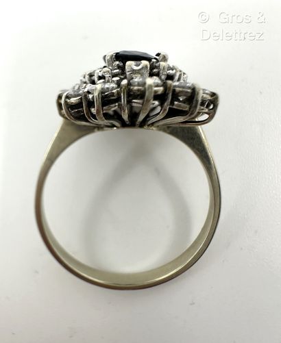 Bague pompadour en or gris 750 millièmes...