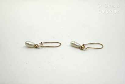 Paire de pendants d’oreilles en or jaune...