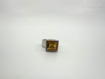 Travail français contemporain
Bague en or...