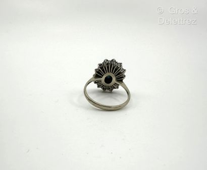 Bague pompadour en or gris 750 millièmes...