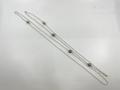 Deux sautoirs en argent 800 millièmes à maillons...