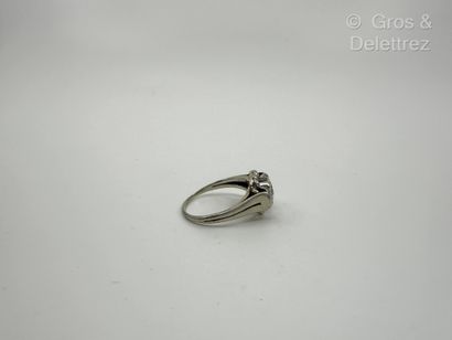 Bague en or gris 750 millièmes centrée d’un...