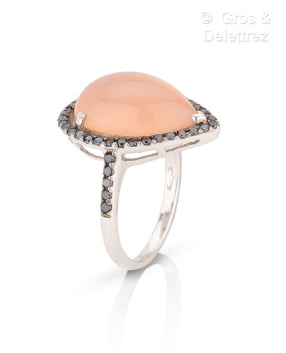 Travail italien
Bague à chaton piriforme...