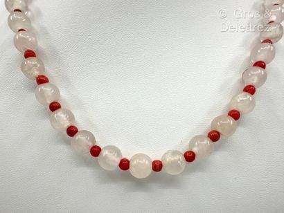 Collier composé d’un rang de boules de cristal...
