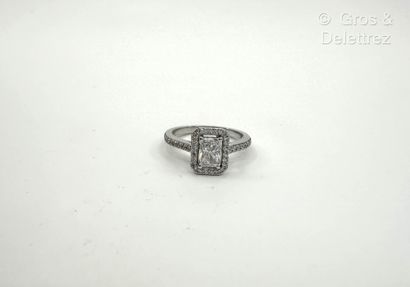 Travail français
Bague solitaire en or gris...