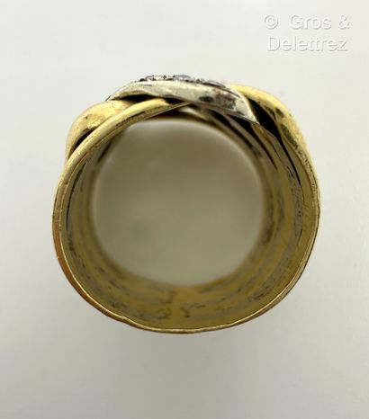 Bague bandeau à tresse stylisée en or jaune...