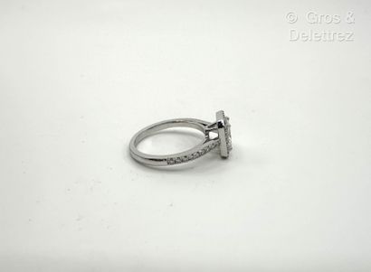Travail français
Bague solitaire en or gris...