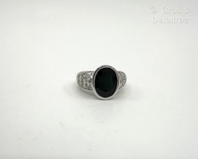Travail français
Bague bandeau en or gris...
