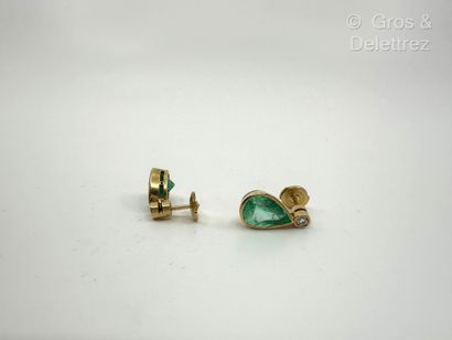 Paire de pendants d’oreilles en or jaune...