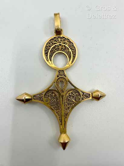 Pendentif « Croix du Sud » en or jaune filigrané...