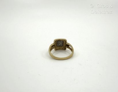 Bague à chaton carré en or jaune et or gris...