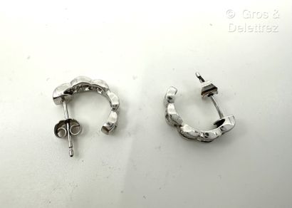 Paire de créoles polylobées en or gris 750...