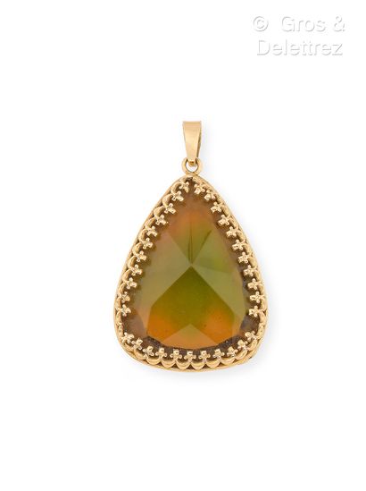 Pendentif piriforme en or jaune 585 millièmes...