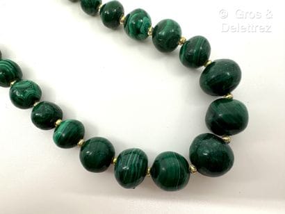 Sautoir composé d’un rang de boules de malachite...