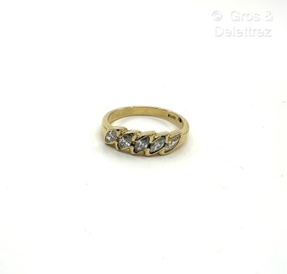 Travail italien
Bague jarretière en or jaune...