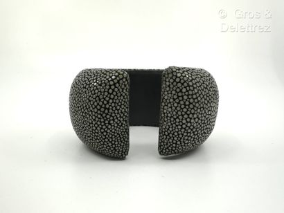 KIRAT YOUNG
Bracelet manchette gainé en galuchat...