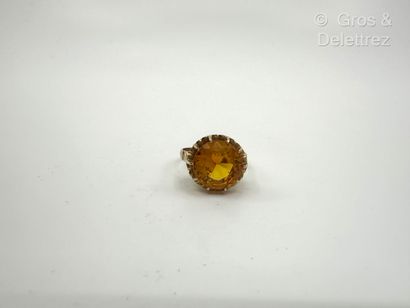 Bague en or jaune 750 millièmes et pierre...