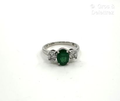 LIGNE VENDÔME
Bague en or gris 750 millièmes...