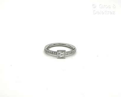 Travail français
Bague solitaire en or gris...