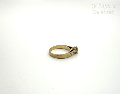 Travail français
Bague solitaire en or jaune...