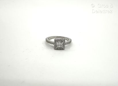 Travail français
Bague solitaire en or gris...