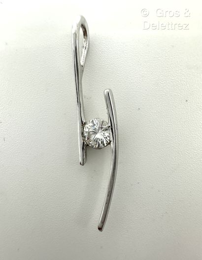 Pendentif sinueux en or gris 750 millièmes...