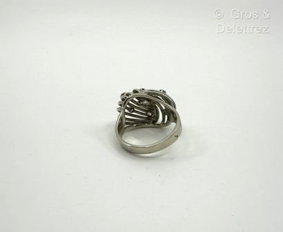 Travail français
Bague en fils d’or gris...
