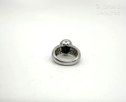 Travail français
Bague bandeau en or gris...